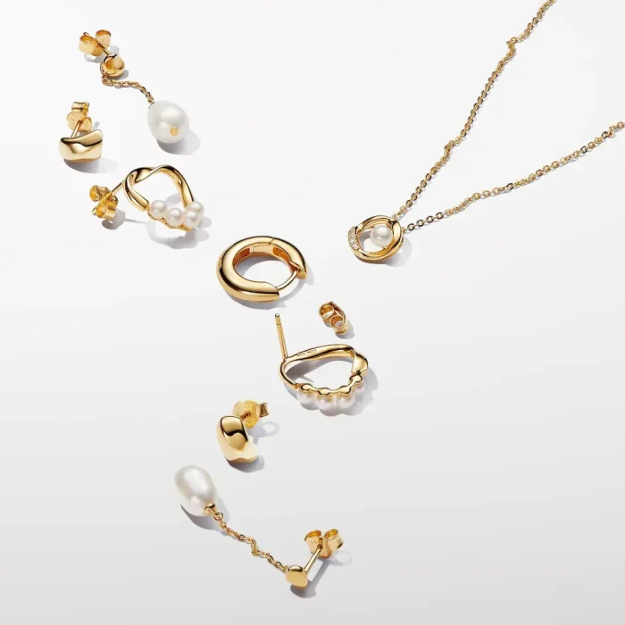 Organically Shaped Pavé Circle & Treated Freshwater Cultured Pearl Collier Necklace - Image 5